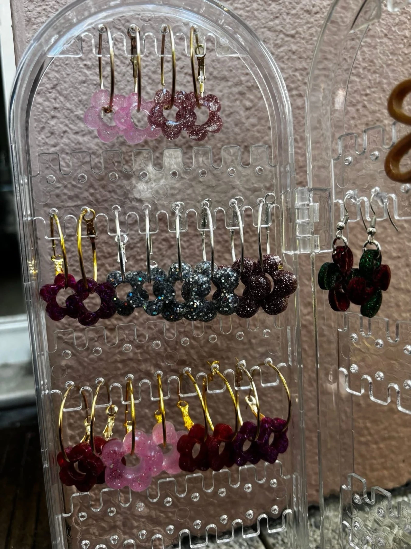 Bijoux fait main en résine neuf les fleurs à 16€ et les croix basque 18€ 